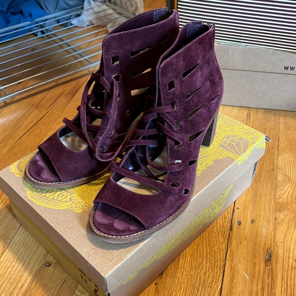 VINCE CAMUTO TRESSA ANKLE BOOTIE